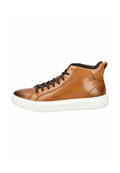 Braune Leder-Hochschnitt-Sneaker mit schwarzen Schnürsenkeln, einer weißen Gummisohle und einem strukturierten Kragen für zusätzlichen Halt. Minimalistisches Design mit klaren Linien.