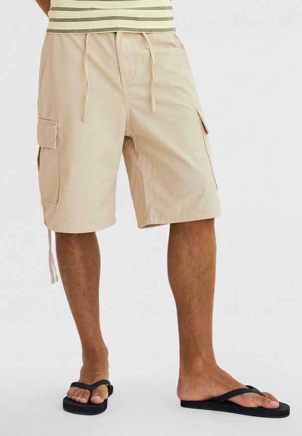 Bershka WIDE-LEG CARGO - BERMUDA SHORTS - Shorts - sand