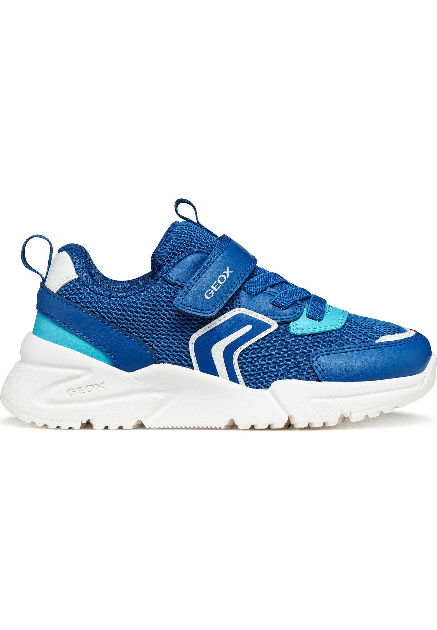 Blaue Geox-Sneaker mit einem Obermaterial aus Mesh, Lederakzenten, verstellbarem Riemen und einer dicken weißen Sohle mit strukturiertem Profil für besseren Halt.