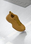 Brauner Nike-Sneaker, der in der Luft schwebt, mit sichtbarem Air-Sohlensystem und Schnürsenkeln, vor einer reflektierenden Oberfläche mit weißen Linien.