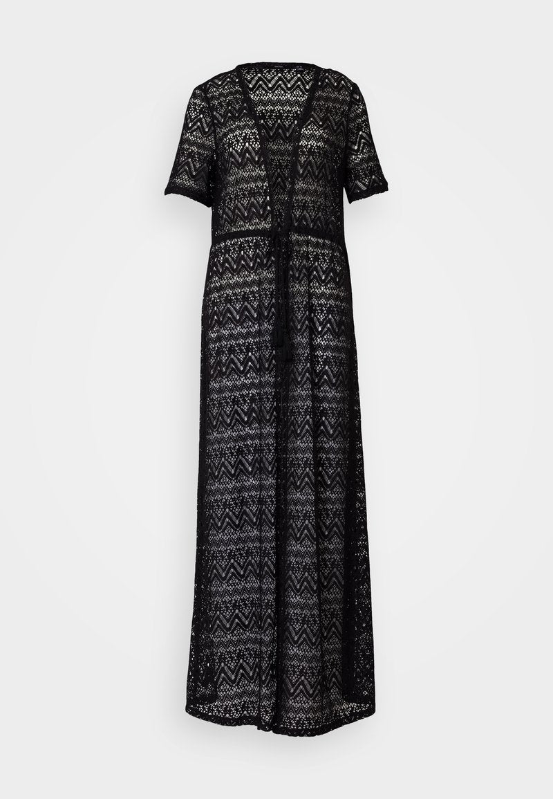 Schwarzes Maxikleid aus Spitze mit kurzen Ärmeln, V-Ausschnitt, offener Vorderseite und Zickzackmuster. Leichtes, halbtransparentes Material mit Bindebandverschluss.