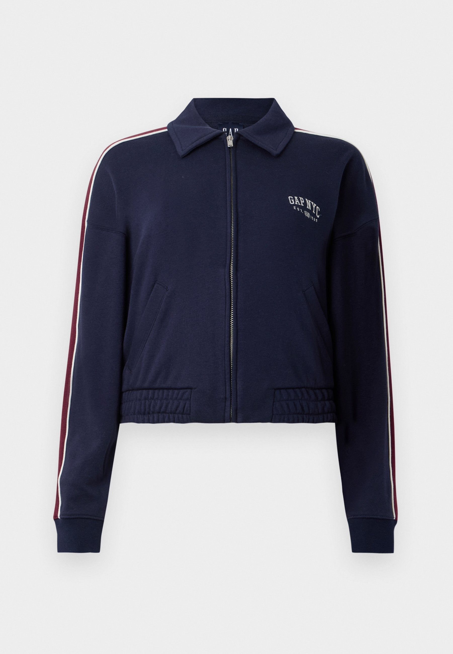 Dunkelblaue Zip-Jacke mit Kragen, maroon- und weiße Streifen auf den Ärmeln, zwei Fronttaschen und "GAP NYC"-Logo auf der Brust.