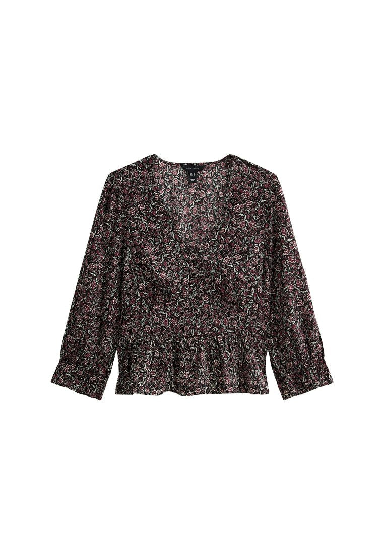 Blumen-Wickelbluse in dunklem Bordeauxrot mit langen Ärmeln, rüschem Saum und detailliertem Muster mit rosa und grünen Blumen auf schwarzem Hintergrund.