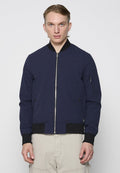 Marineblauer Bomberjacke mit Reißverschluss vorne, gerippten Bündchen und Saum. Verfügt über Seitentaschen und eine mit Reißverschluss versehenen Armtasche für zusätzliche Funktionalität.