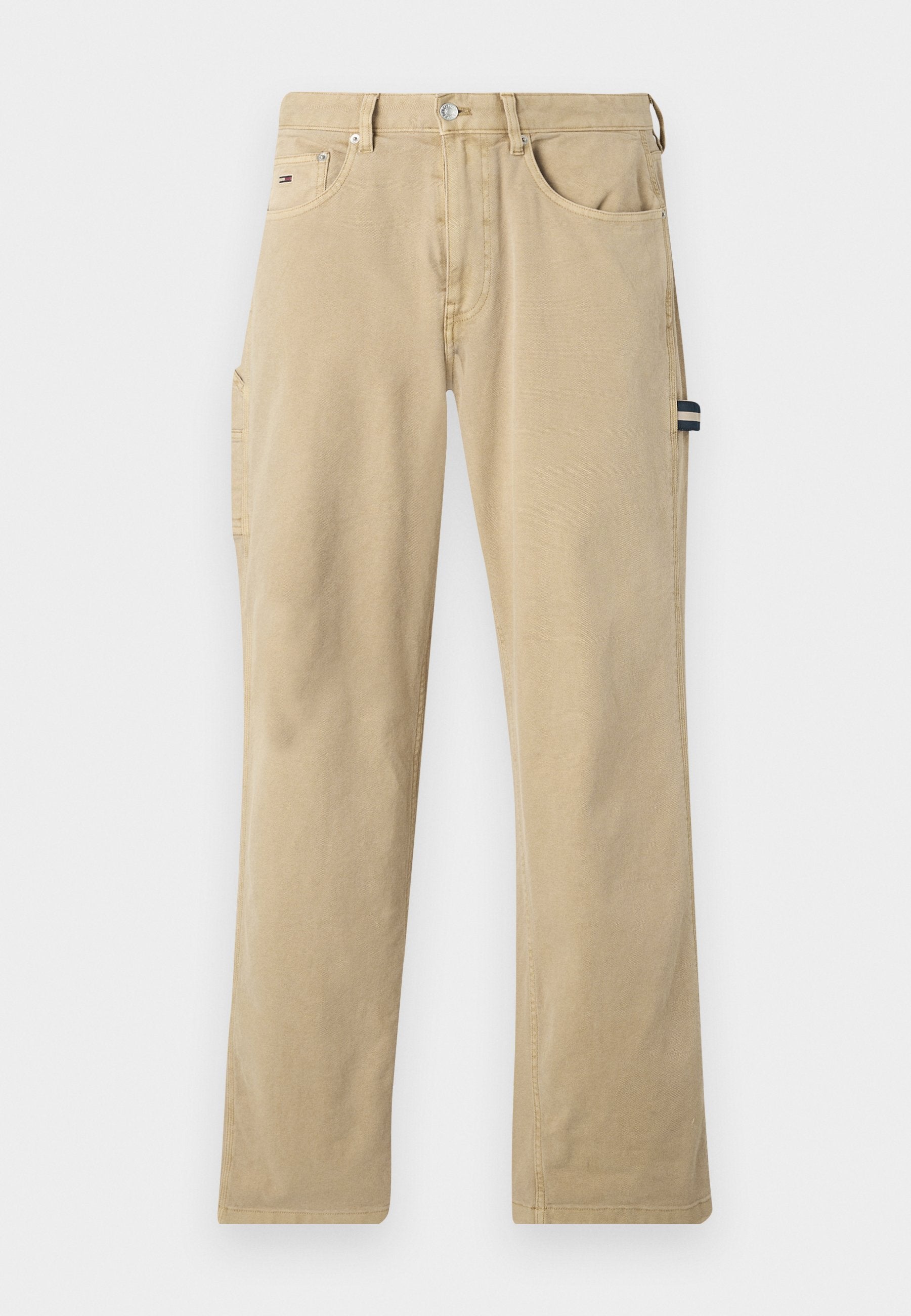 Beige Baumwollhose mit geradem Bein, ausgestattet mit zwei Vorderentaschen, einer seitlichen Cargotasche und einem kleinen Markenetikett am Bund.