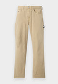 Beige Baumwollhose mit geradem Bein, ausgestattet mit zwei Vorderentaschen, einer seitlichen Cargotasche und einem kleinen Markenetikett am Bund.