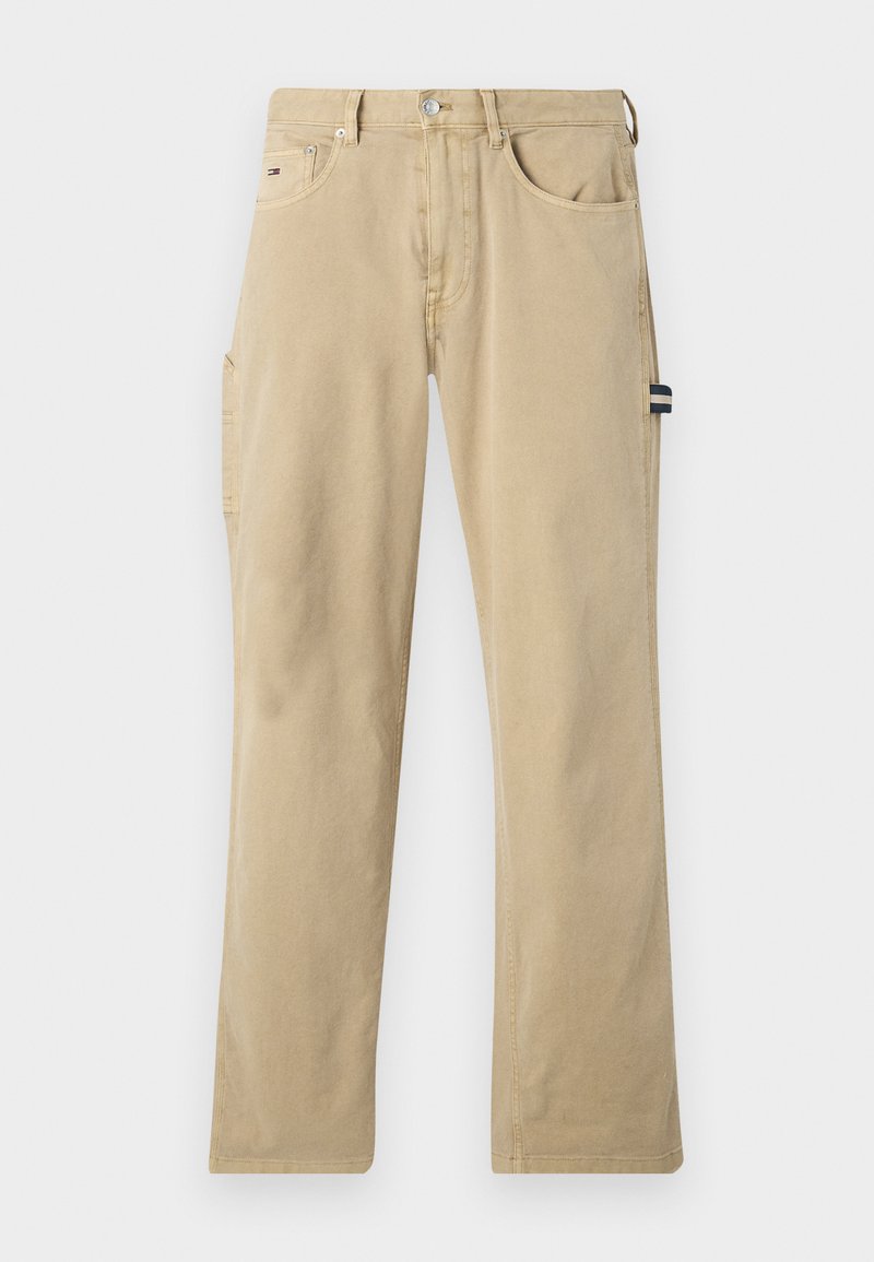 Beige Baumwollhose mit geradem Bein, ausgestattet mit zwei Vorderentaschen, einer seitlichen Cargotasche und einem kleinen Markenetikett am Bund.