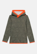 Kapuzenshirt mit langem Arm und Bergmuster in Dunkelgrün, mit leuchtend orangefarbenem Besatz an Kapuzenrand, Bündchen und Saum.