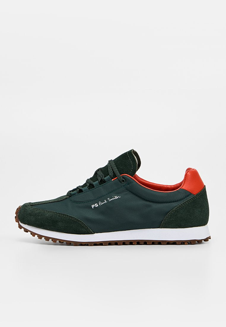 Dunkelgrüner Sneaker mit Wildleder- und Stoffpaneelen, rotem Fersenkragen, weißer Zwischensohle, Gummisohle, schwarzen Schnürsenkeln und „PS Paul Smith“-Logo an der Seite.