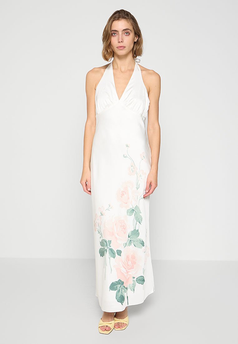 Weißes Neckholderkleid mit einem taillierten Oberteil und einem fließenden Rock, verziert mit pastellrosa Rosenmotiven und grünen Blättern auf einer Seite.