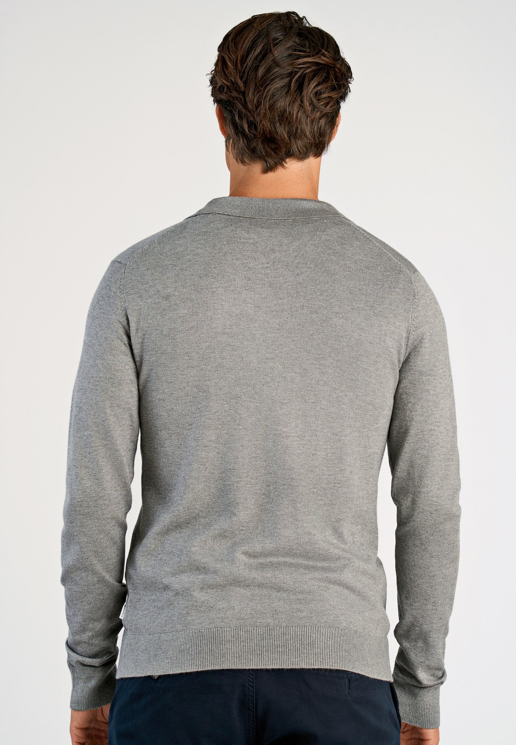V-NECK Media 4