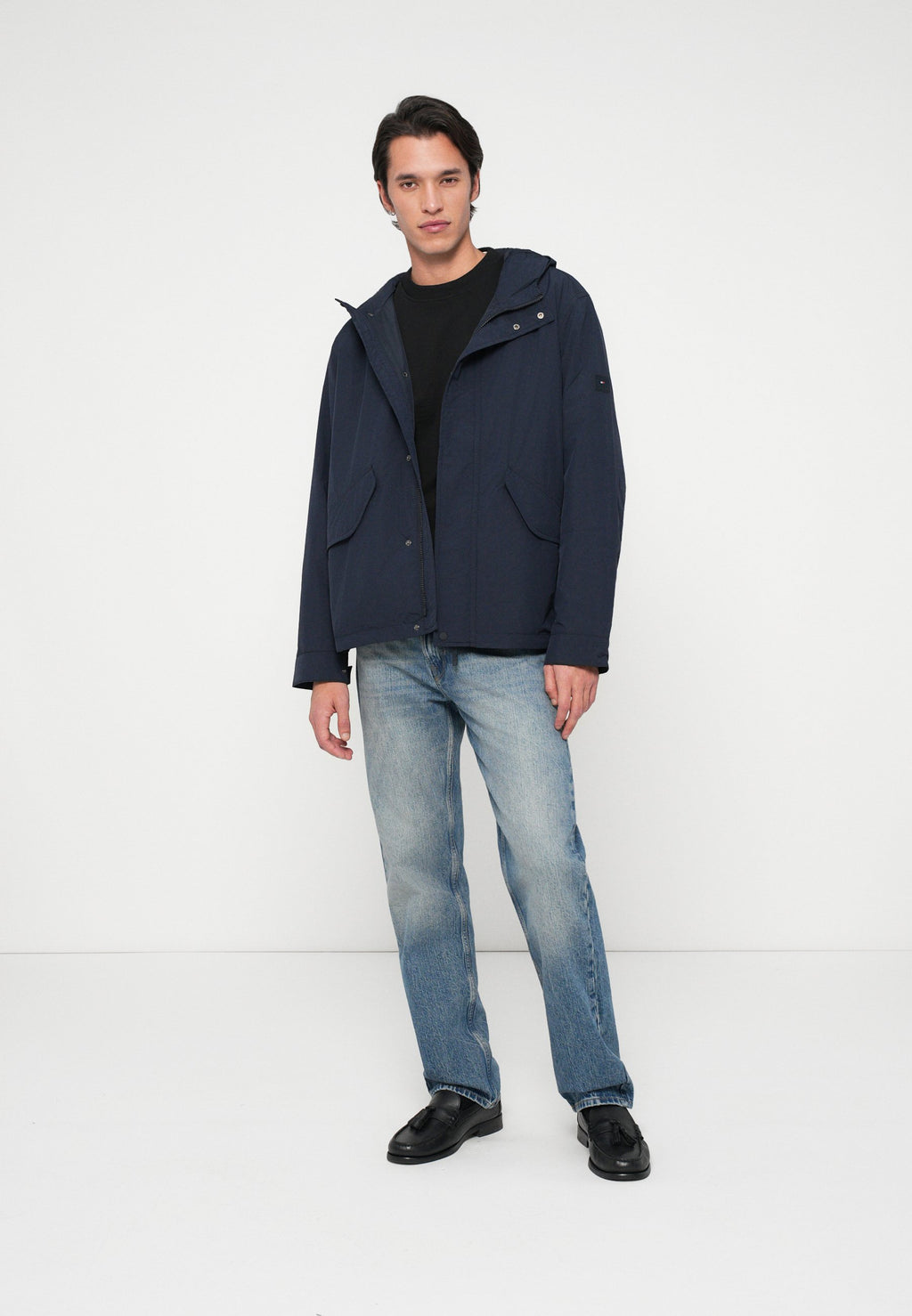 LIGHTWEIGHT PACKABLE HOODED JACKET Media 2