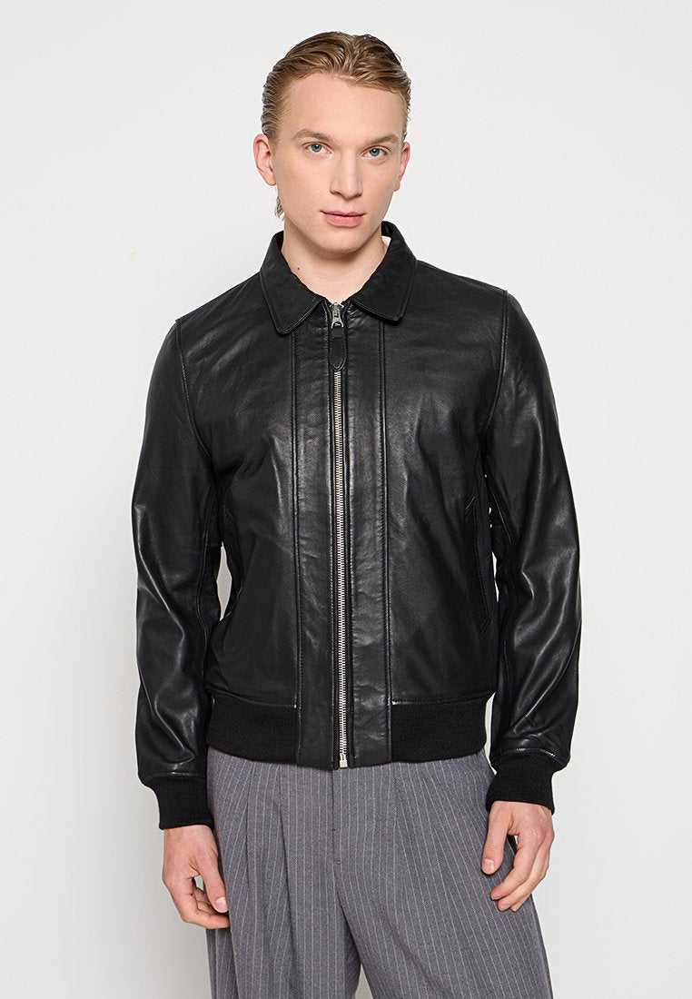 Schwarze Lederbomberjacke mit Kragen, Reißverschluss und gerippten Bündchen und Saum. Glatte Textur und taillierte Passform.