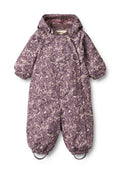 Lila Blumendesign Schneeanzug mit Kapuze, gepolstertem Außenmaterial, elastischen Bündchen und Knöcheln, Druckknopfverschluss und einer einzelnen Vorderseite-Tasche.