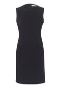 Ärmelloses schwarzes Kleid mit taillierter Passform, Rundhalsausschnitt und seitlichen Nahtdetails. Hergestellt aus glattem Stoff mit einem verdeckten Reißverschluss im Rücken.