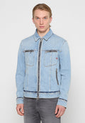 Hellblaues Denim-Jackett mit Reißverschluss, zwei Brusttaschen und Seitentaschen. Merkmale einen verfransten Saum und kontrastierende Bündchen. Glatte Textur.
