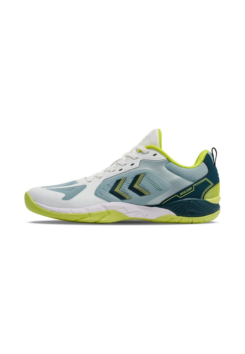 Weißer und hellblauer Sportschuh mit neongrüner Sohle und Innenfutter, schwarzem Logo-Pfeil an der Seite und der Aufschrift „Speed Court“ nahe der Ferse.