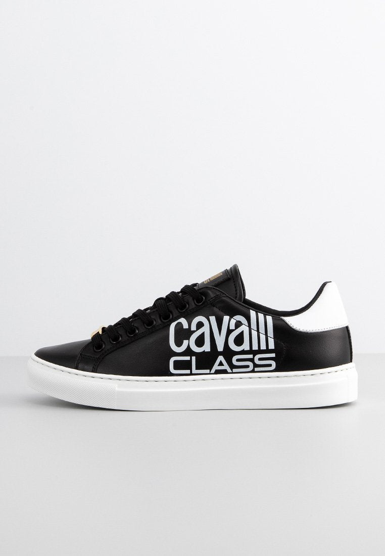 Schwarze Low-Top Sneaker mit weißer Sohle und Fersenpatch, schwarzen Schnürsenkeln und "cavalli CLASS" in großen weißen Buchstaben an der Seite.