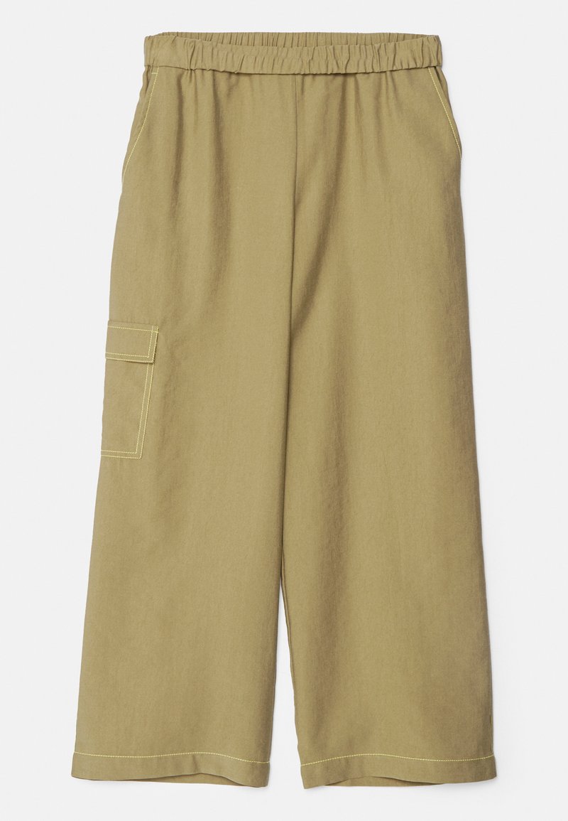 Khaki weite Hosen mit einem elastischen Bund, seitlichen Taschen und einer Cargo-Tasche mit kontrastierenden gelben Nähten.