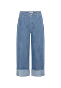 Helle blaue Denim-Cropped-Jeans mit weitem Bein und umgeschlagenem Saum, hohe Taille und Fünf-Taschen-Design. Angenehme Textur mit dezentem Verblassungs-Effekt.
