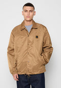 Braune, leichte, zip-up Jacke aus glattem Material mit Knopfverschluss, Seitentaschen und einem quadratischen Logo-Patch.