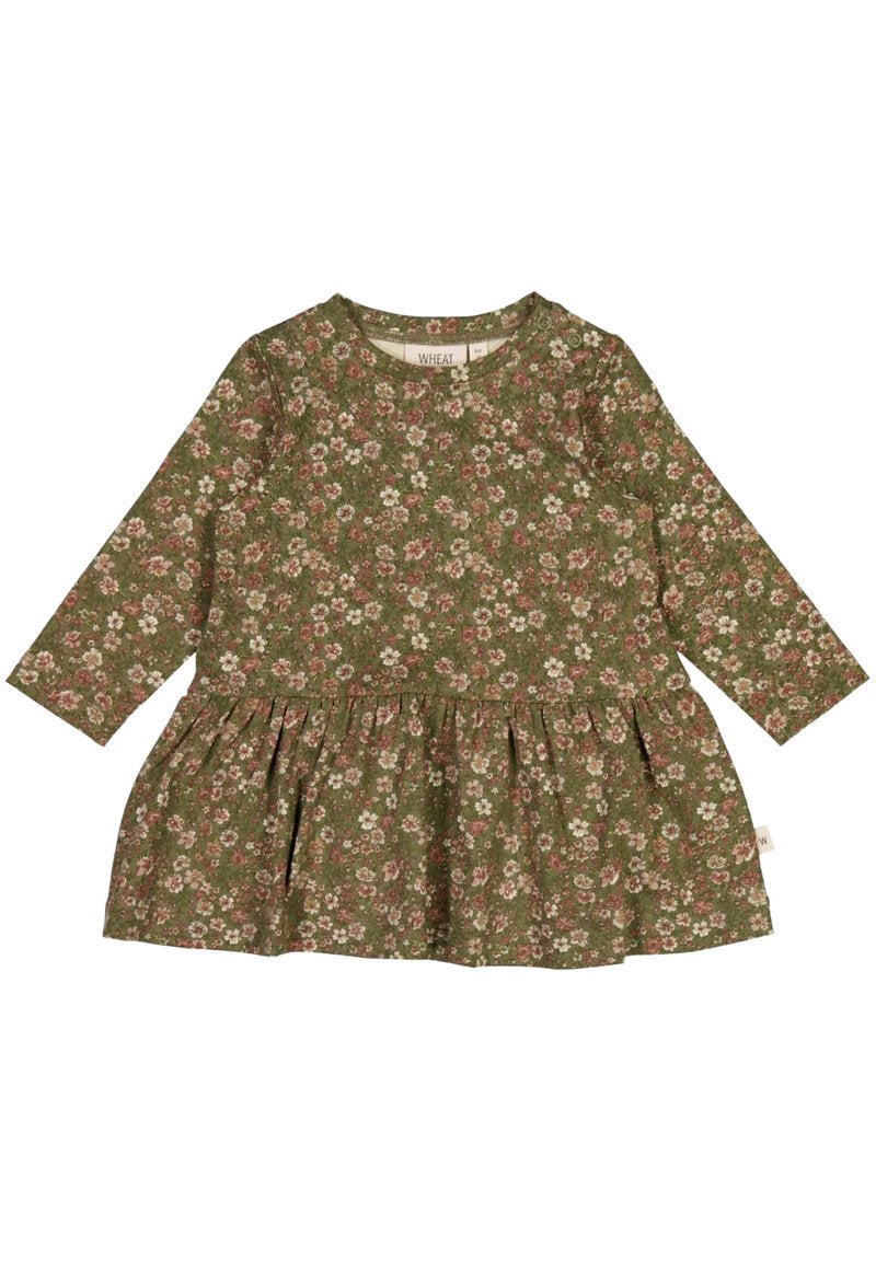 Grünes Langarm-Baby-Kleid mit pink-weißen Blumenmuster und gerafftem Taillendetail.