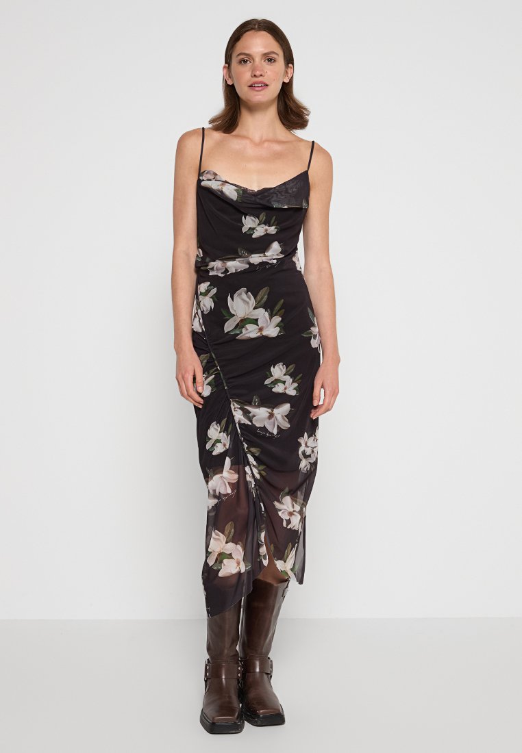 Schwarzes Midikleid mit Spaghettiträgern, gerafftem Design und seitlichem Schlitz. Hat weiße Blumenmuster und eine glatte, halbtransparente Textur.