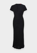 Schwarzes langes Kleid mit kurzen Ärmeln, das ein dezentes geometrisches Muster, einen runden Ausschnitt, eine taillierte Taille und einen leicht ausgestellt Boden aufweist.