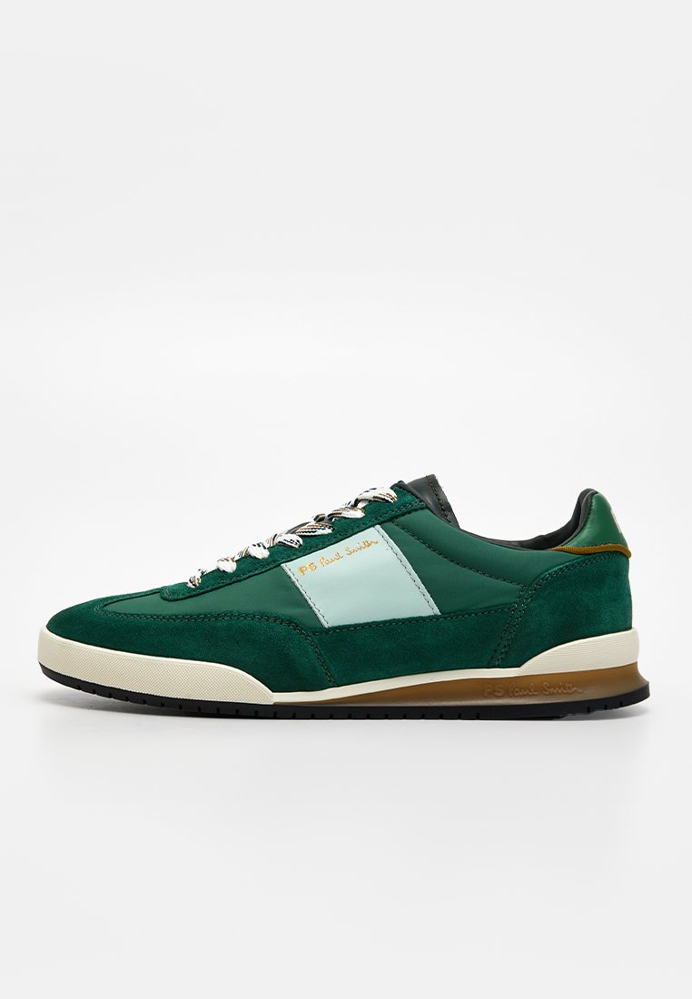 Grüner Wildleder- und Stoffsneaker mit einem hellblauen Akzentpaneel, weißen Schnürsenkeln und einer Gummisohle mit goldenen Markierungsdetails.