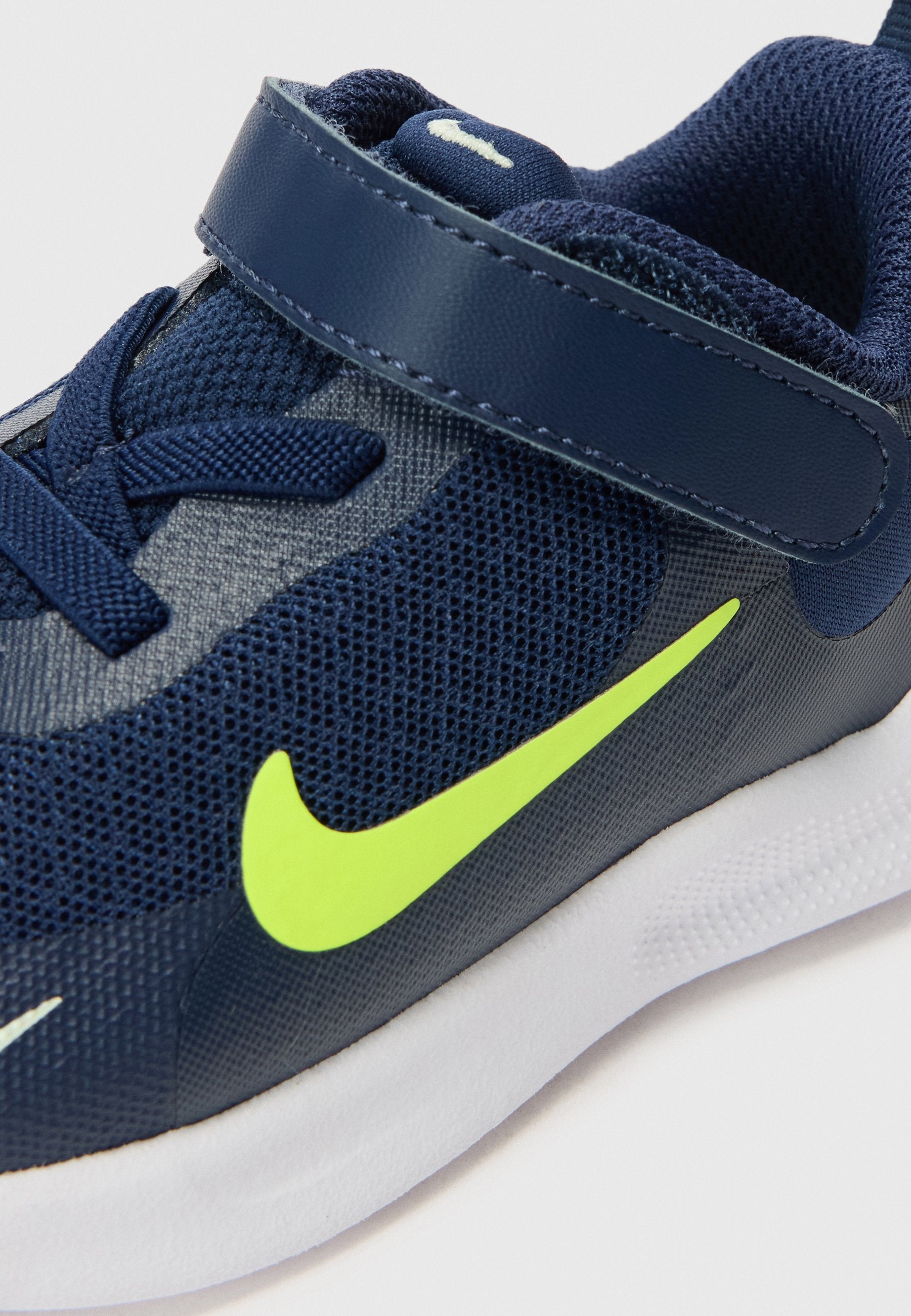 Nike Performance REVOLUTION 7