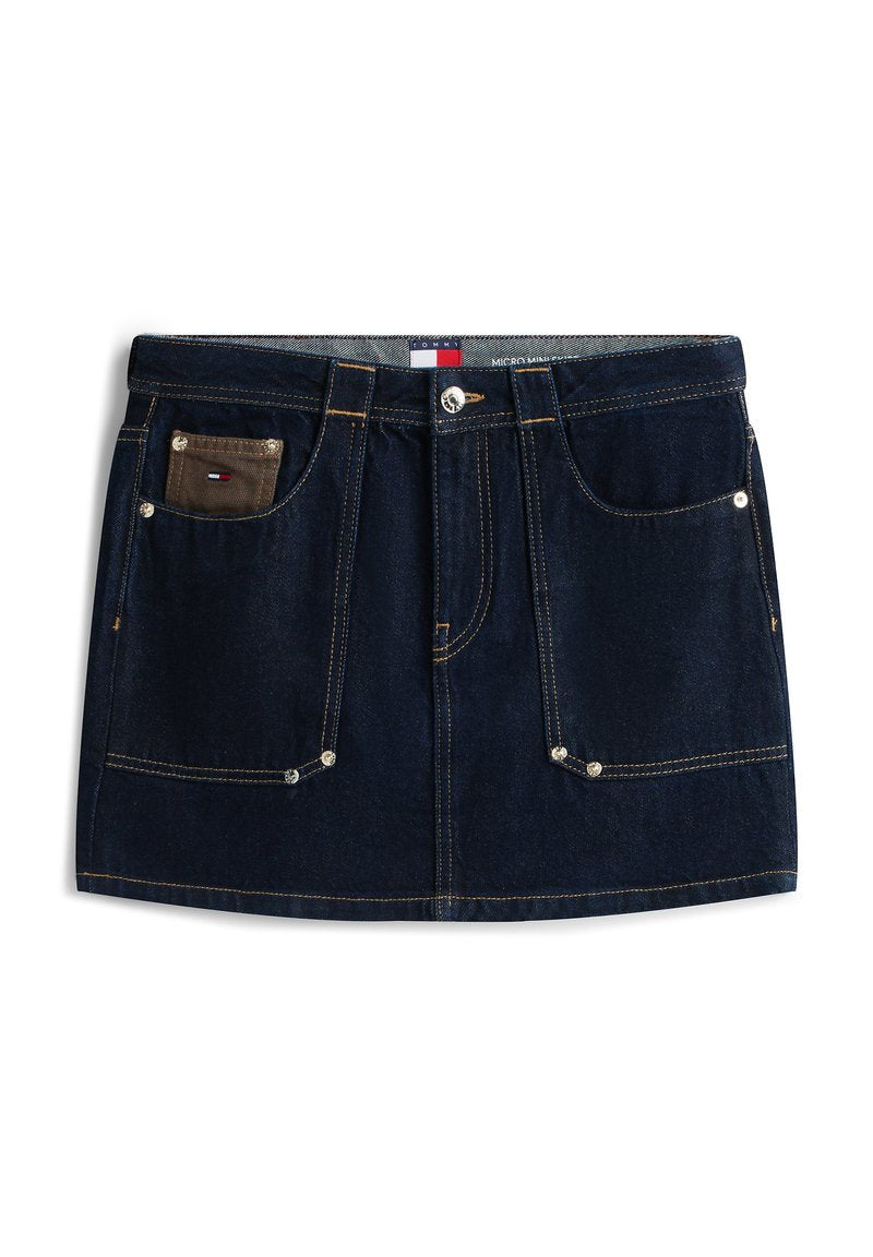 Jeans-Minirock in Dunkelblau mit kontrastierenden goldfarbenen Nähten, versehen mit Vordertaschen und einer kleinen aufgesetzten Tasche mit Logoakzent.