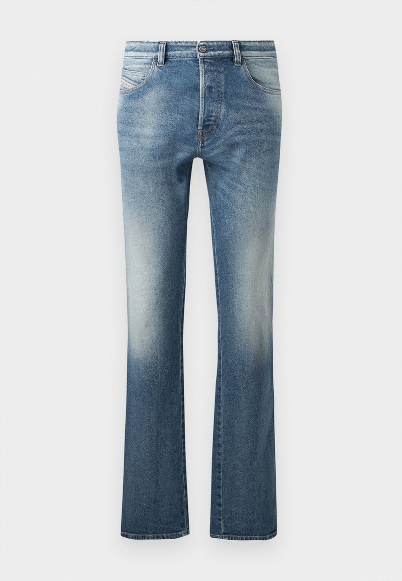 Hellblaue Jeans im Schlagstil mit einem Fünf-Taschen-Design, leichtem Verblassen an den Oberschenkeln und einem normalen Bund mit Gürtelschlaufen.