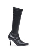 Schwarze knielange Stiefel aus glattem Leder, mit einer spitzen Zehe und einem schlanken Stiletto-Absatz. Das Design ist elegant und schmal geschnitten.