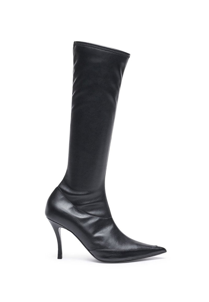 Schwarze knielange Stiefel aus glattem Leder, mit einer spitzen Zehe und einem schlanken Stiletto-Absatz. Das Design ist elegant und schmal geschnitten.