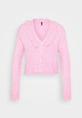 Rosa bauchfreier Cardigan mit Zopfmuster, gerippten Bündchen, einem Rüschkragen und fünf cremefarbenen Knöpfen an der Vorderseite. Weiche Textur.