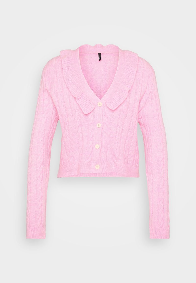 Rosa bauchfreier Cardigan mit Zopfmuster, gerippten Bündchen, einem Rüschkragen und fünf cremefarbenen Knöpfen an der Vorderseite. Weiche Textur.