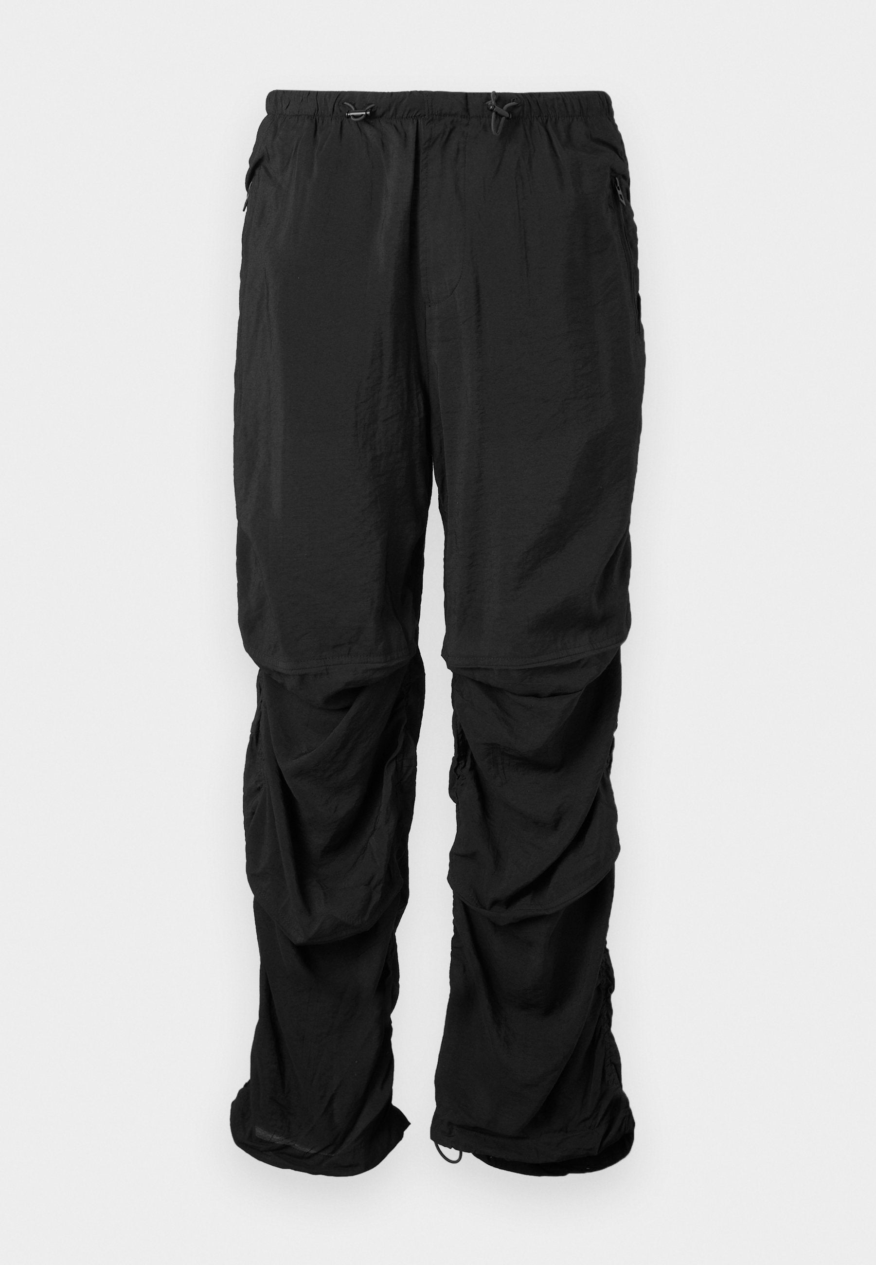 Schwarze Utility-Hosen aus leichtem Stoff verfügen über einen elastischen Bund, verstellbare Kordeln und seitliche Taschen mit einer lockeren Passform.