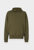Olivgrüner Kapuzenpullover aus einem weichen, strukturierten Stoff mit einer vorderen Kängurutasche sowie gerippten Bündchen und Saum. Auf der Brust befindet sich ein kleines Logo.