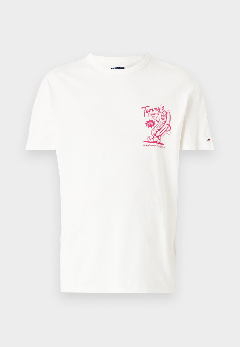 Weißes Baumwoll-T-Shirt mit einem pinken Grafikdesign eines Hotdogs auf der linken Brust. Rundhalsausschnitt mit kurzen Ärmeln.