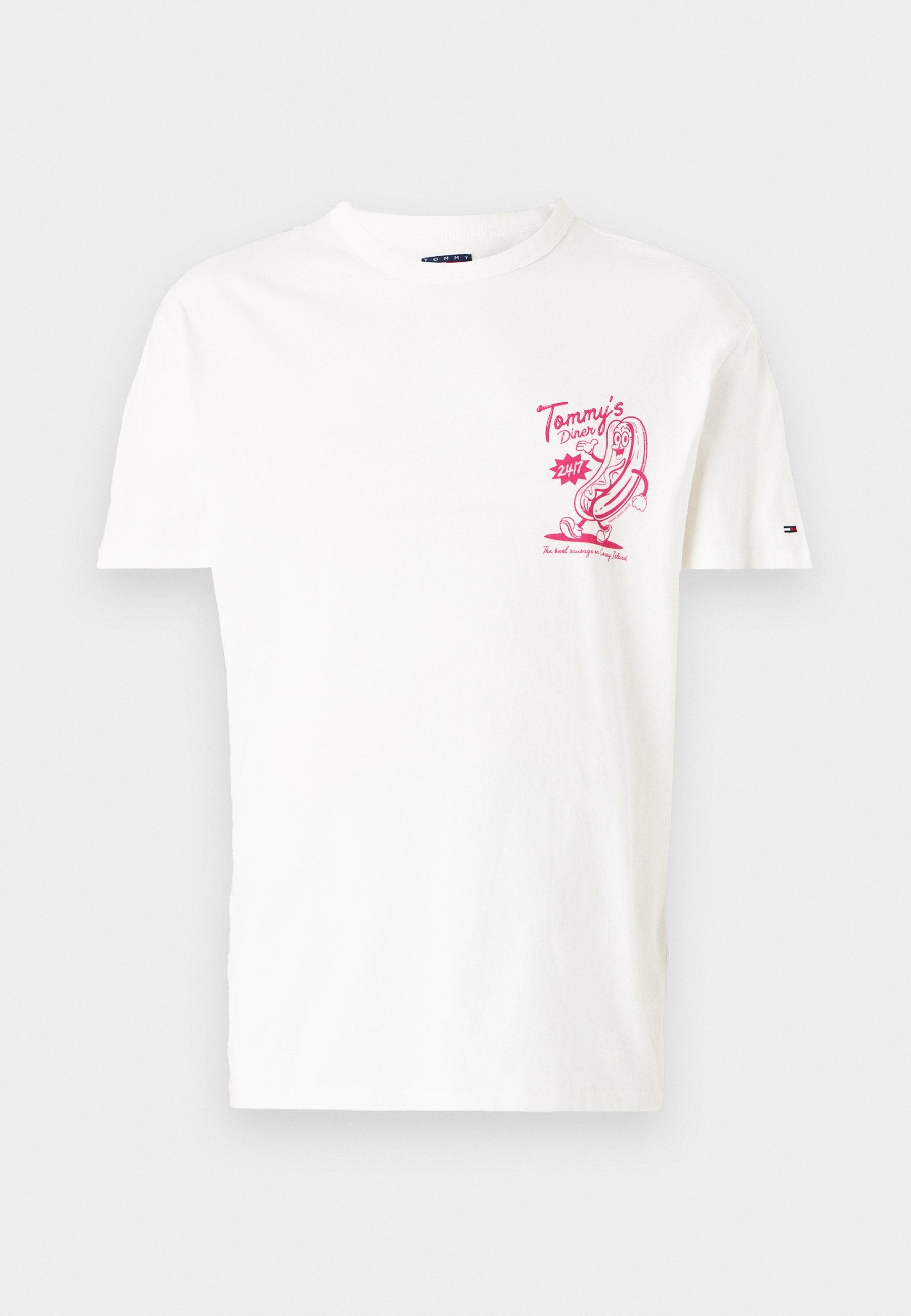 Weißes Baumwoll-T-Shirt mit einem pinken Grafikdesign eines Hotdogs auf der linken Brust. Rundhalsausschnitt mit kurzen Ärmeln.