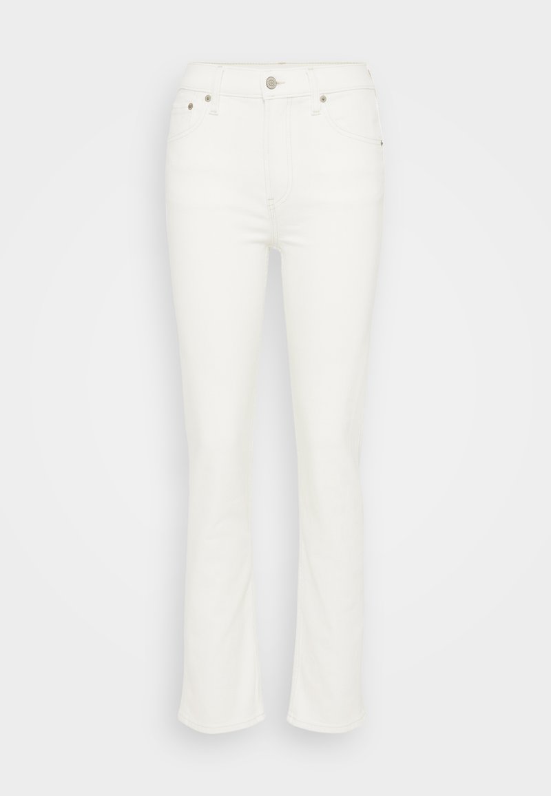 Weiße Jeans mit ausgestellten Beinen, mittelhoher Taille, vorderem Knopfverschluss und minimalem Steppdetail, das eine glatte Textur bietet.
