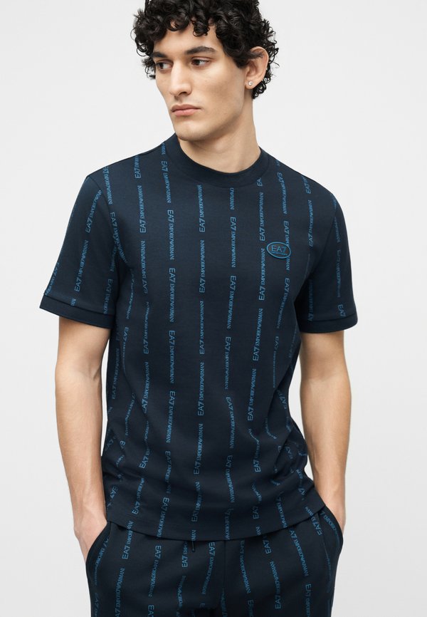 EA7 Emporio Armani TRAIN GRAPHIC SERIES MONOGRAM