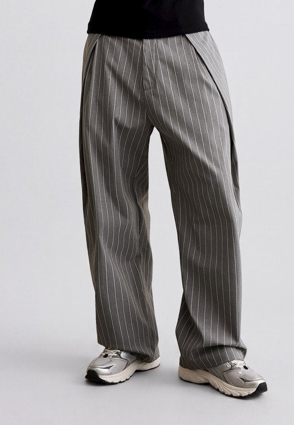 Bershka SUPER BAGGY DOUBLE DART - TROUSERS - Trousers - dark grey