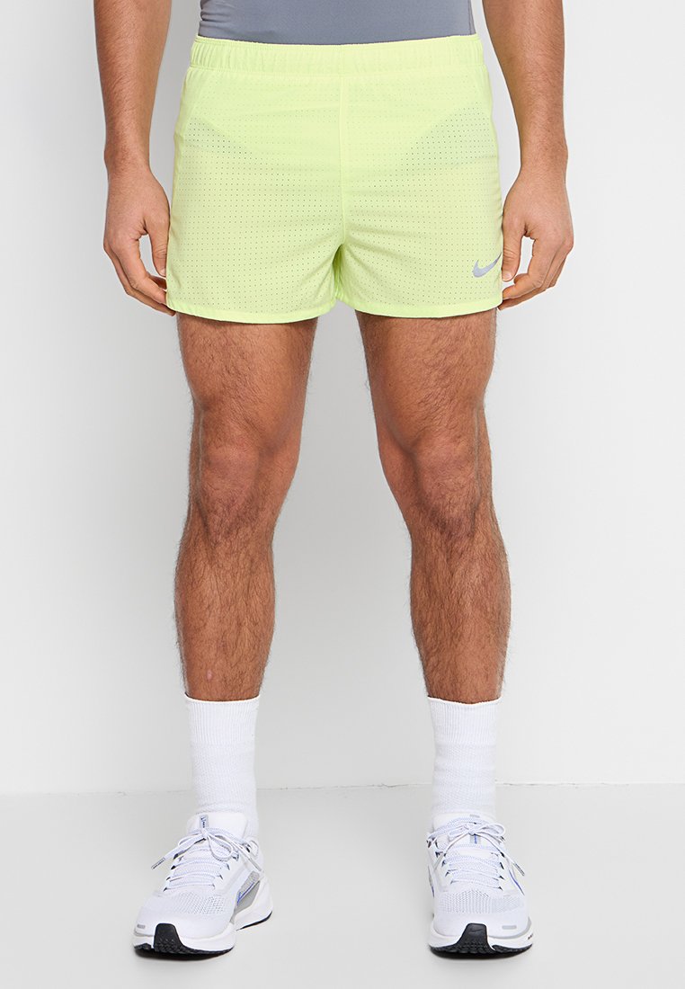 Neon-gelbe Sportshorts mit atmungsaktiver Textur und perforiertem Design. Elastischer Bund. Nike-Logo in Silber an der Seite.