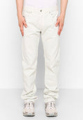 Hellbeige Chinos mit geradem Schnitt, ausgestattet mit Taschen vorne, Knopfverschluss und Nähdetails. Kombiniert mit leichten Sportschuhen.