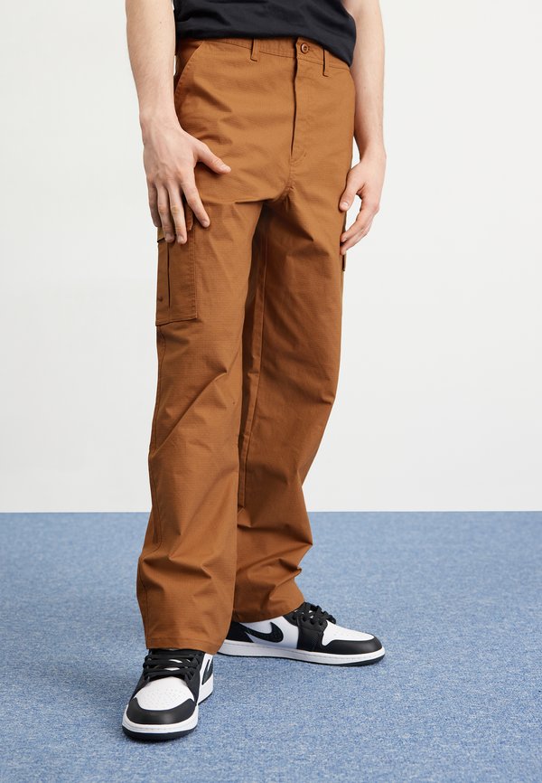 Nike Sportswear CLUB - Cargo trousers - lt british tan/lt british tan