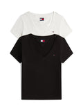 Zwei V-Ausschnitt-T-Shirts, eines schwarz und eines weiß, aus weichem Stoff. Jedes Shirt hat ein kleines Logo auf der Brust. Klassisches, lässiges Design.
