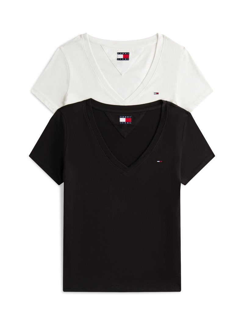Zwei V-Ausschnitt-T-Shirts, eines schwarz und eines weiß, aus weichem Stoff. Jedes Shirt hat ein kleines Logo auf der Brust. Klassisches, lässiges Design.
