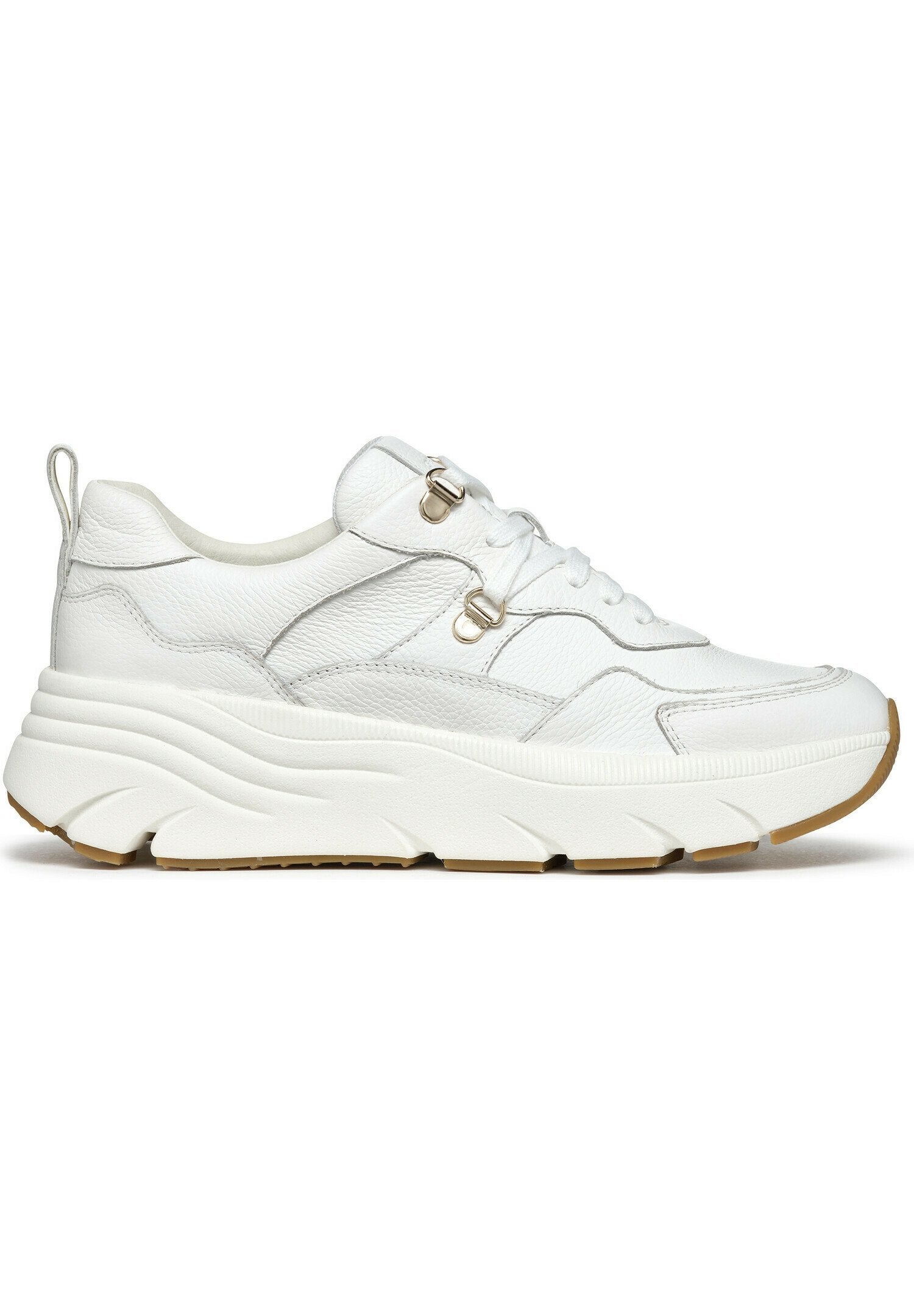 Weiße Leder Sneakers mit strukturierten Paneelen, abgerundetem Zeh und einer dicken Gummisohle. Verfügt über dekorative silberne Hardware und Schnürdesign.