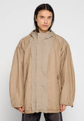 Beige leichte Jacke mit hohem Kragen, lockerer Passform und seitlichen Reißverschlusstaschen. Verfügt über eine strukturierte Oberfläche und minimalistische Designelemente.